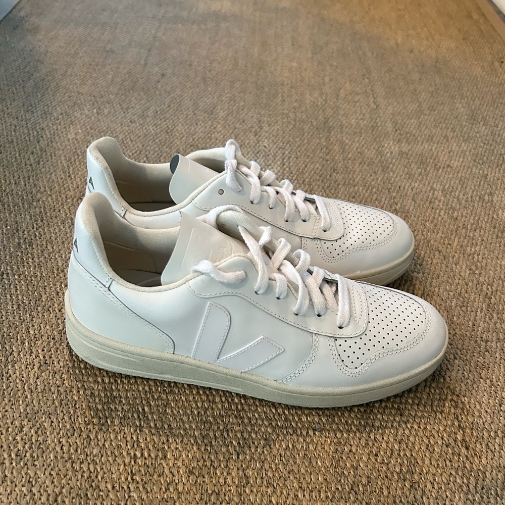Veja V-12 sneakers in Extra White size 8W